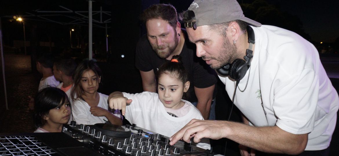 Mezclando Oportunidades: Por Qué el Taller de DJ Abre Puertas Laborales.