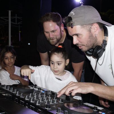 Mezclando Oportunidades: Por Qué el Taller de DJ Abre Puertas Laborales.