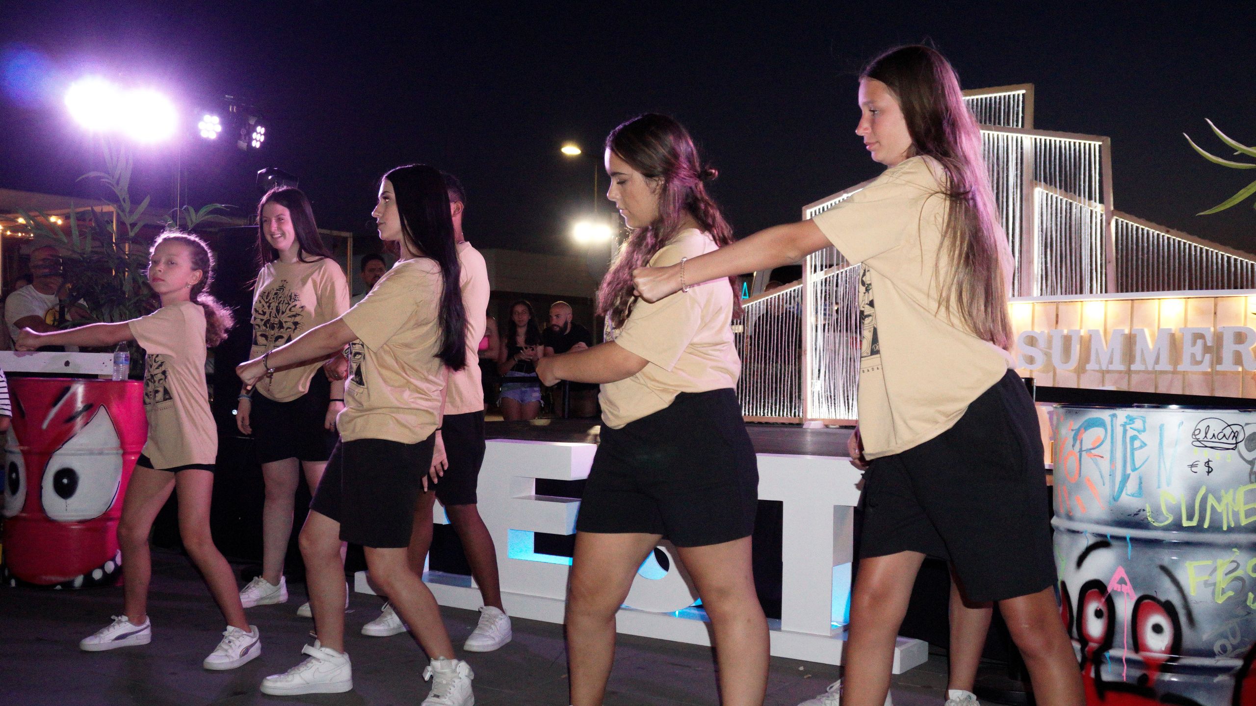 Coreografía del Éxito: Bailes Urbanos y la Cohesión Grupal.