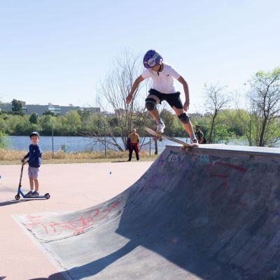 Ruedas Contra el Miedo: El Skate y la Superación de Obstáculos.